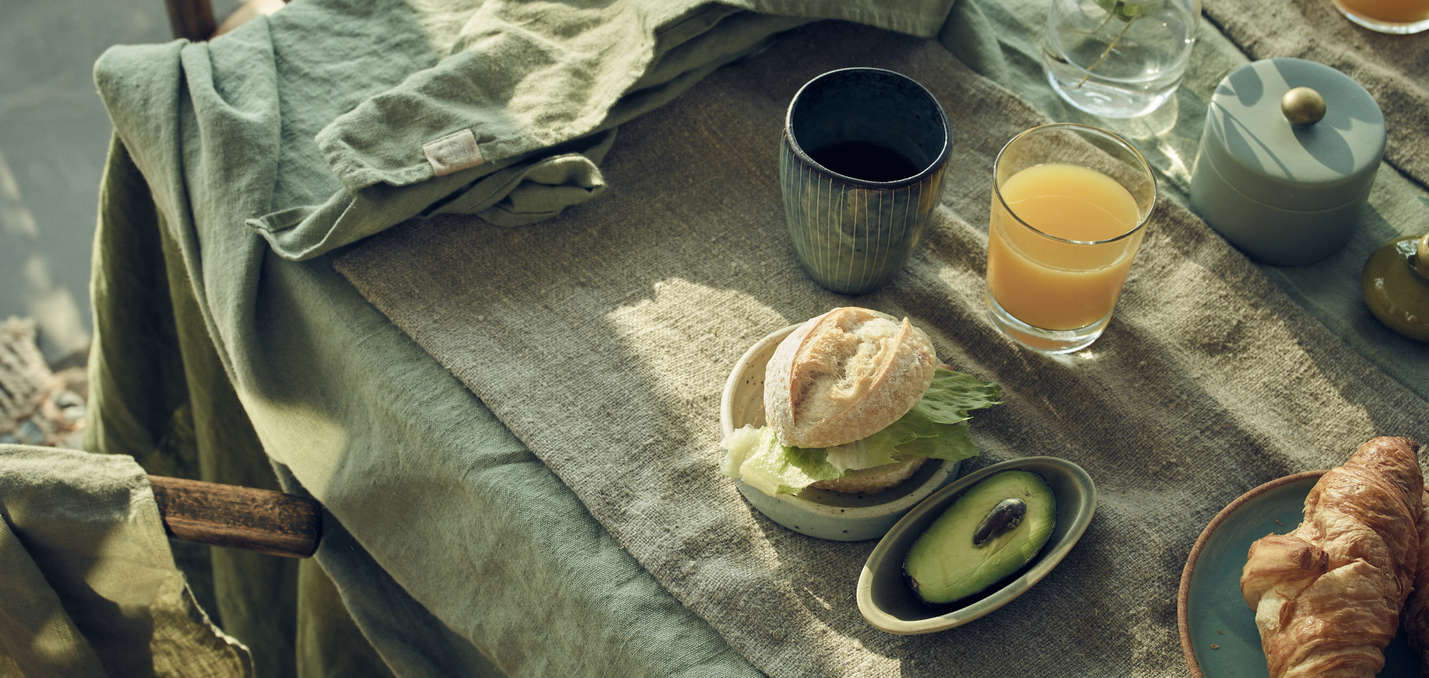 BREAKFAST IN THE GREEN Lovely Linen